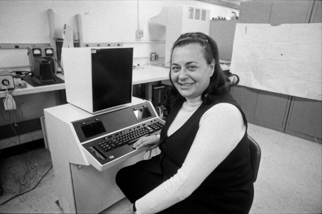 Fotografía de Evelyn Berezin y su computadora Data Secretary